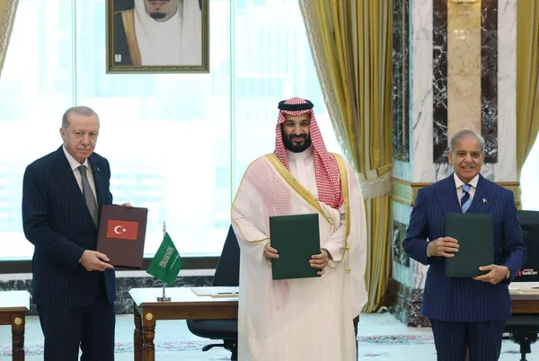 Suudi Arabistanlı yazardan Mekke anlaşması analizi: İran’a karşı üçlü cephe
