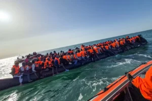 Manş Denizi'nde tehlikeli yolculuk: 15 metrelik tekneyle 230 kişi geçmeye çalıştı