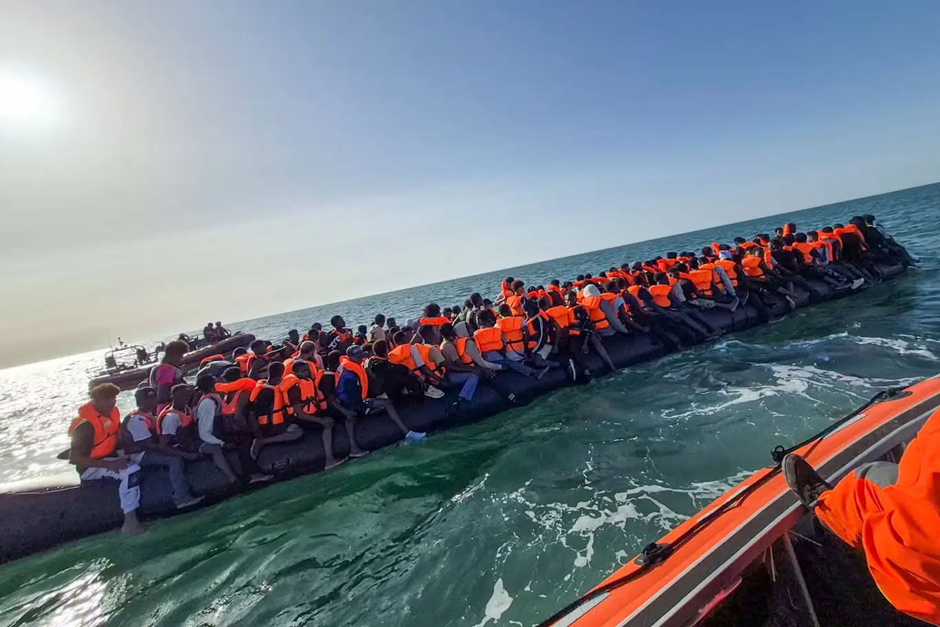 Manş Denizi'nde tehlikeli yolculuk: 15 metrelik tekneyle 230 kişi geçmeye çalıştı