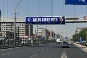 Diyarbakır’da Erdoğan'a Kürtçe pankartla teşekkür: ‘Gelek sipas Reis’