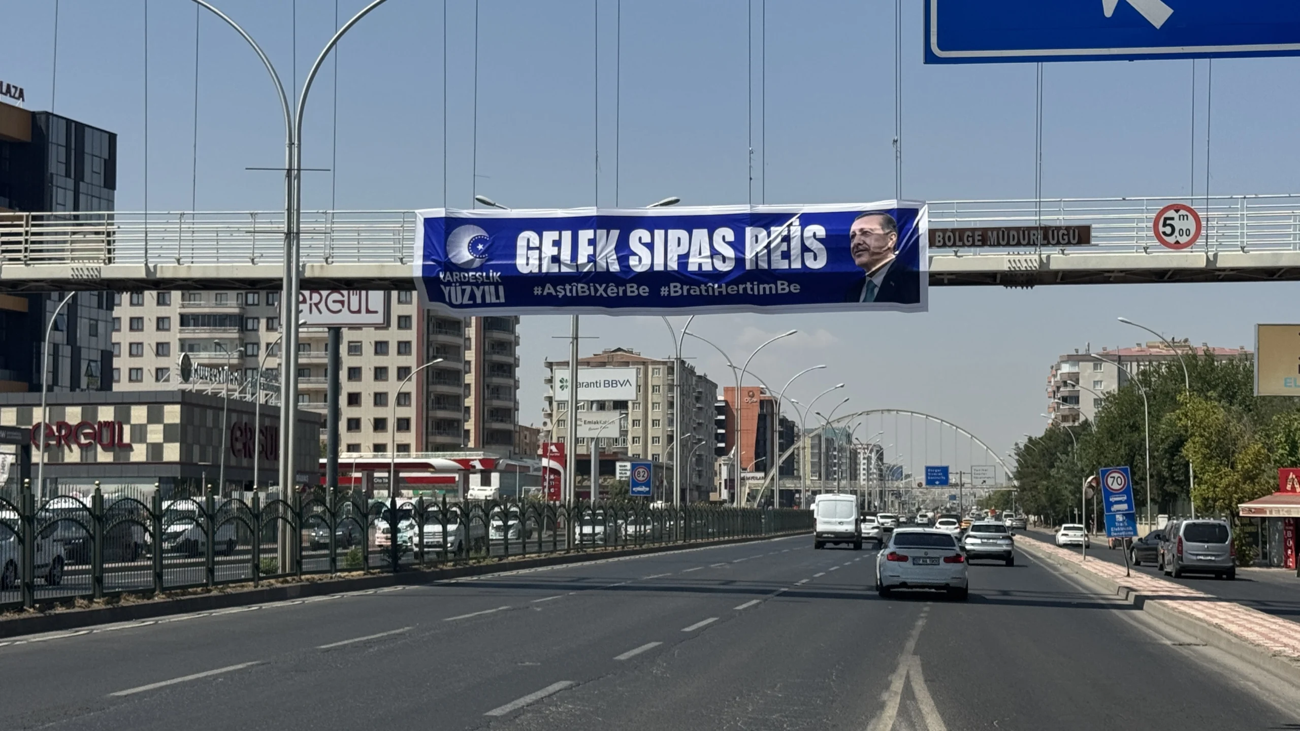Diyarbakır’da Erdoğan'a Kürtçe pankartla teşekkür: ‘Gelek sipas Reis’