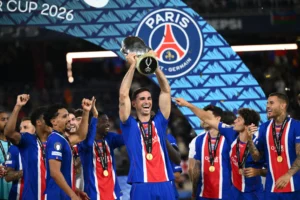 UEFA Süper Kupa şampiyonu Paris Saint-Germain, kupasını aldı