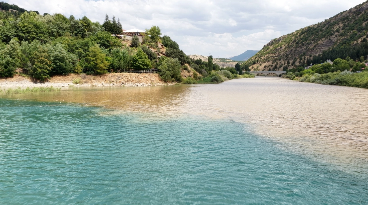 Dersim'de yağış sonrası Munzur ve Pülümür nehirlerinde dikkat çeken renk farkı