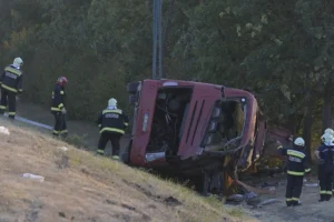 Turistleri taşıyan otobüs devrildi: En az 12 ölü