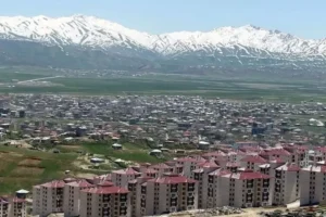Gever’in çamurlu yollarında