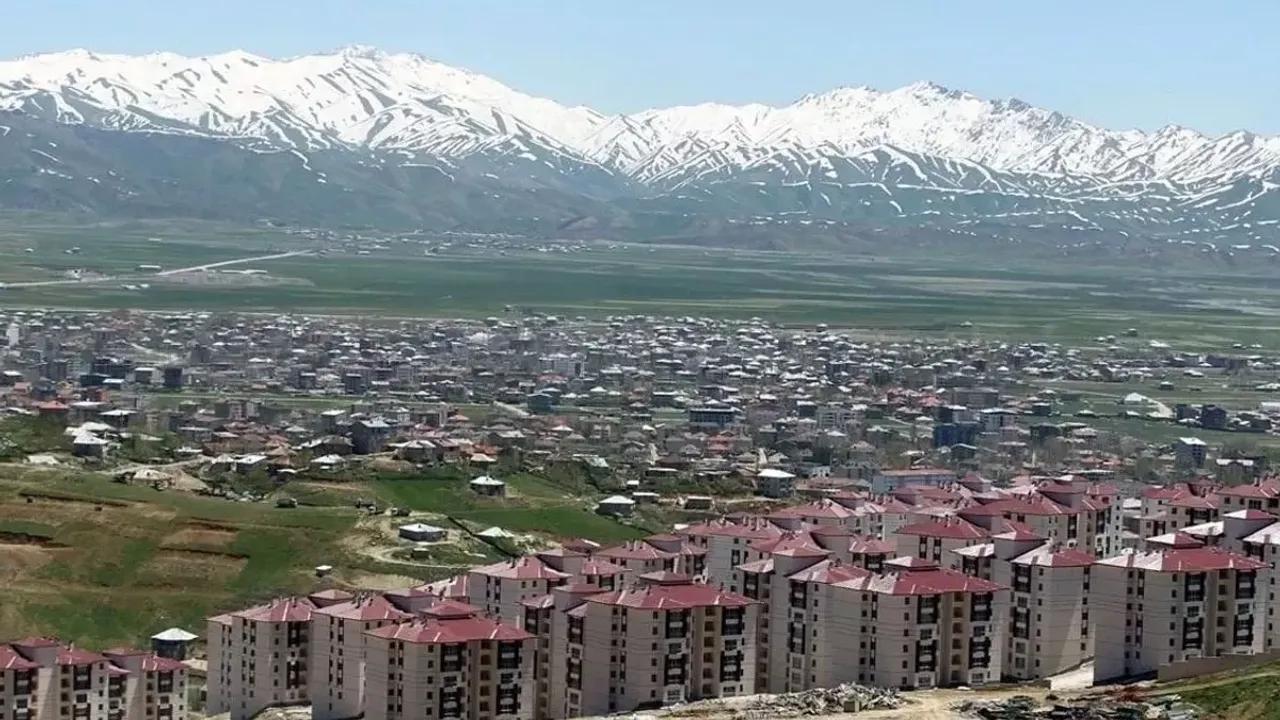 Gever’in çamurlu yollarında