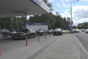 Moskova’da akaryakıt krizi: Benzin kuyrukları 2 kilometreyi aştı
