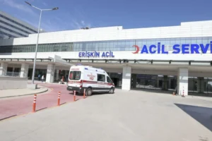 Antep'te iki otomobil çarpıştı: 3 ölü, 3 yaralı