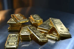 Altın fiyatlarında dalgalanma, yatırımcıların gözü Fed Başkanı'nın konuşmasında