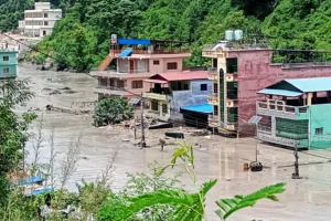Nepal sele teslim: Yüzlerce kişiyle iletişim kesildi