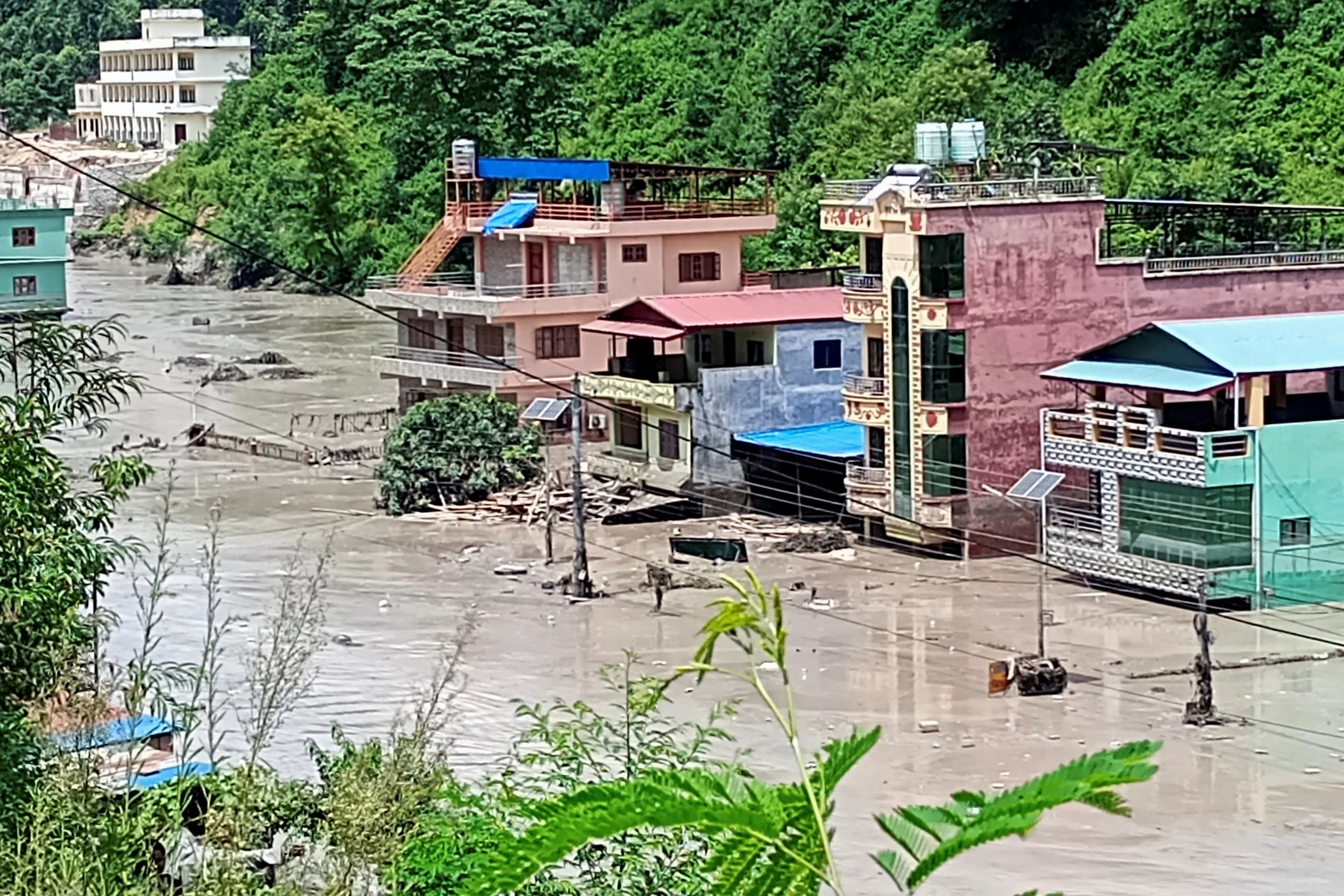 Nepal sele teslim: Yüzlerce kişiyle iletişim kesildi