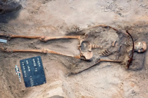 400 yıllık kadın ‘vampir mezarı’ bulundu: Boğazına tırpan yerleştirilmiş, başparmağı kilitlenmiş