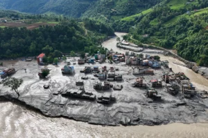 Nepal'deki sel felaketinin nedeni belli oldu: Dev buzul kütlesi vadide yıkıma yol açtı