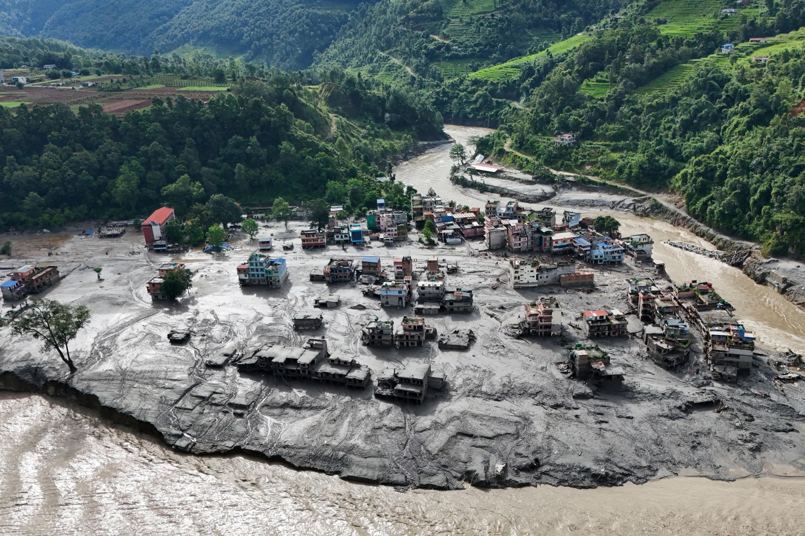 Nepal'deki sel felaketinin nedeni belli oldu: Dev buzul kütlesi vadide yıkıma yol açtı