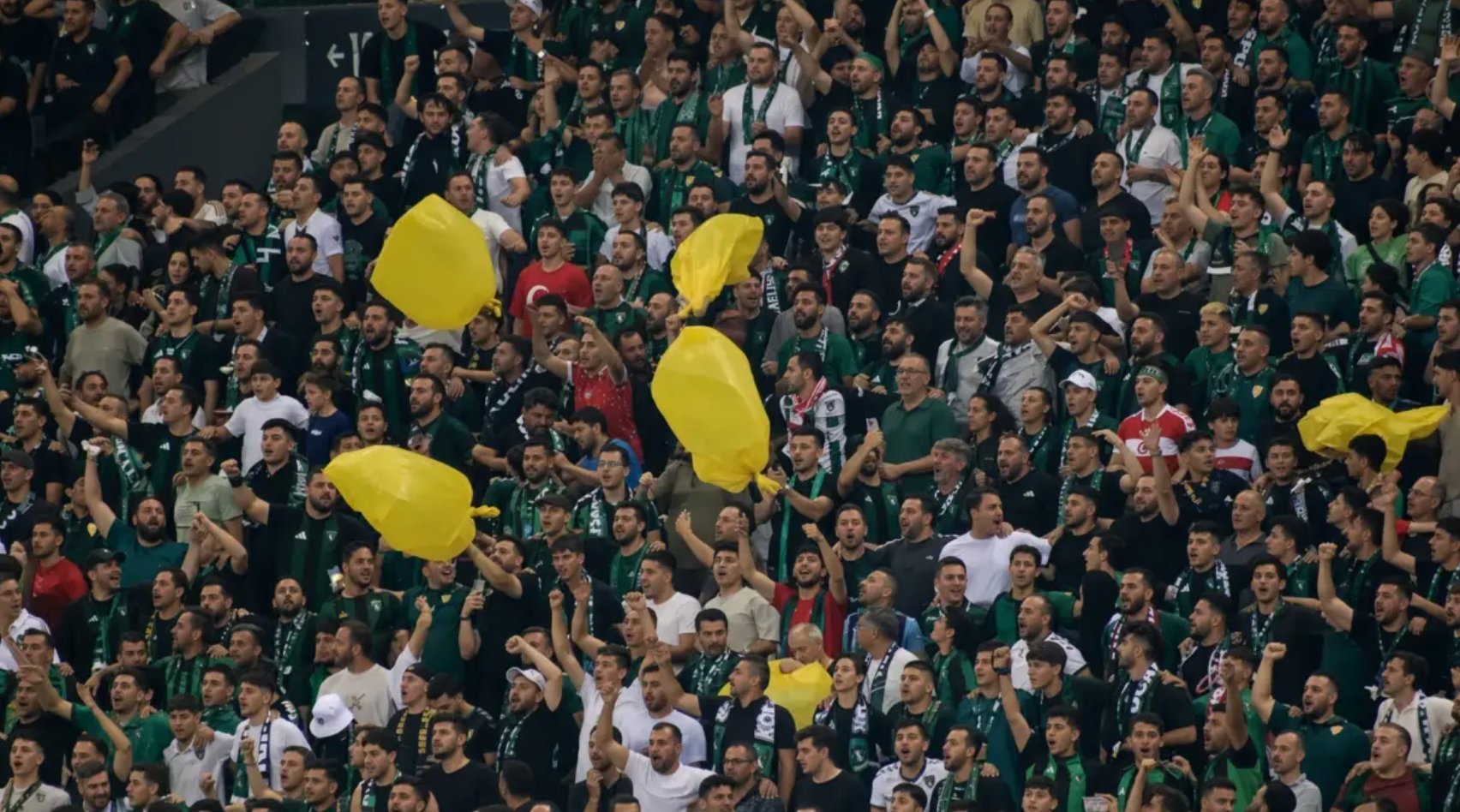 PFDK’dan tartışmalı karar: Sarı torbaları Kocaelispor taraftarı salladı, Amedspor da ceza kesildi