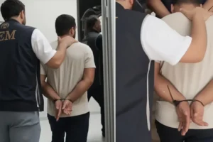 Diyarbakır'da PKK’lilerin posterini asan 4 kişi gözaltına alındı