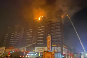 Diyarbakır’daki plaza yangınının nedeni itfaiye raporunda: İstiflenen kartonların üzerine ateş düşmüş