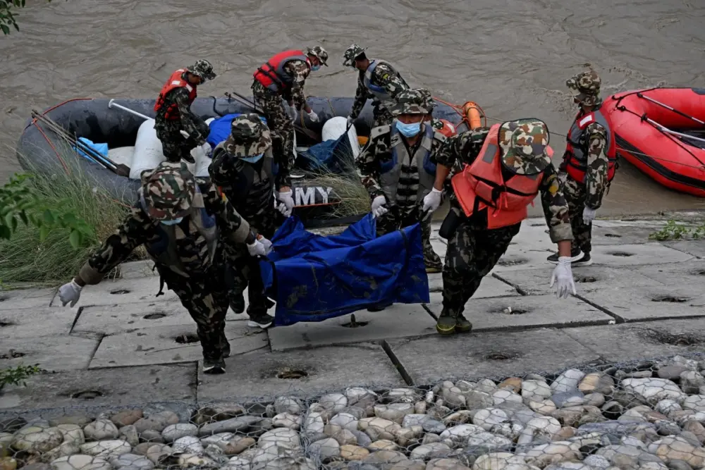 Nepal’de sel felaketinin ardından tünellerde mahsur kalan yüzlerce işçi için zamanla yarışılıyor
