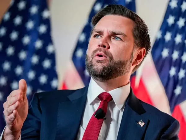 Vance, ABD ordusundaki mühimmat sıkıntısı için Biden yönetimini suçladı