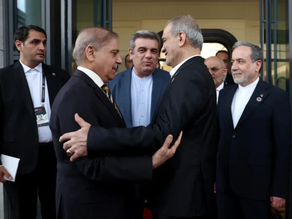 Pakistan Başbakanı Şerif, İran Cumhurbaşkanı Pezeşkiyan ile bölgesel gelişmeleri ele aldı