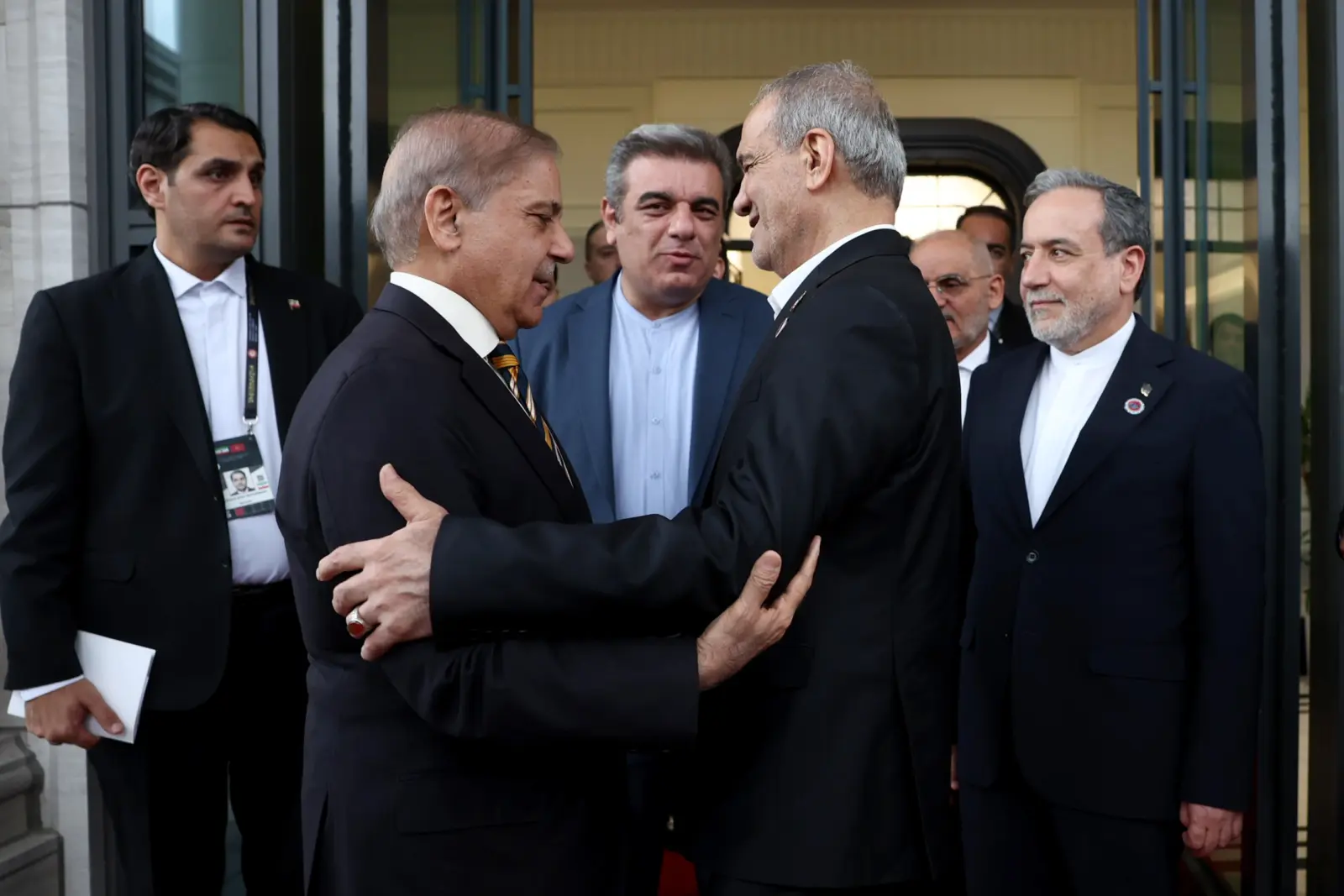 Pakistan Başbakanı Şerif, İran Cumhurbaşkanı Pezeşkiyan ile bölgesel gelişmeleri ele aldı