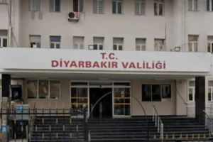 Diyarbakır'da PKK'lilerin posterlerini asan 4 kişi gözaltına alındı