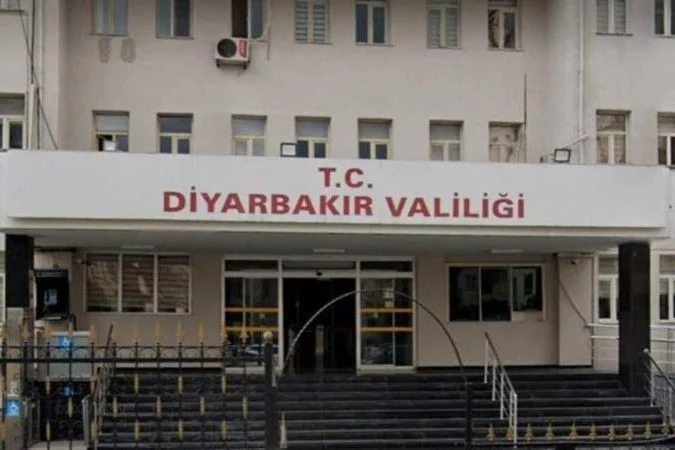 Diyarbakır'da PKK'lilerin posterlerini asan 4 kişi gözaltına alındı