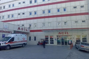Samsun’da uyarılara rağmen denize giren 3 kişi boğulma tehlikesi geçirdi
