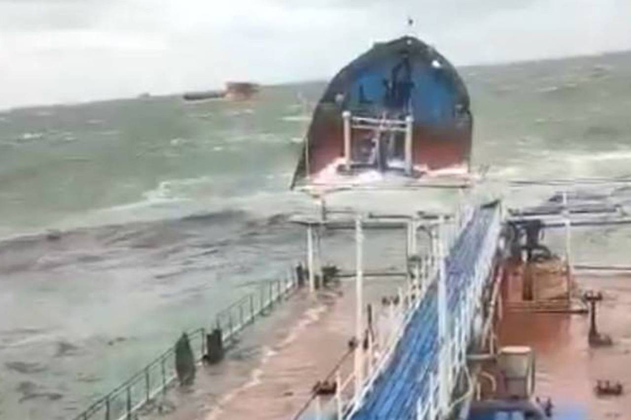 Karadeniz'de 2 römorkör ve İzmail Limanı'ndaki tren istasyonu vuruldu