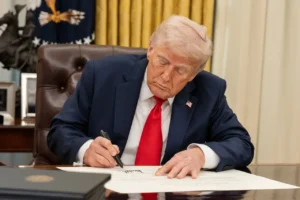 Trump ithal polisilikona yüzde 15 gümrük vergisi getirdi