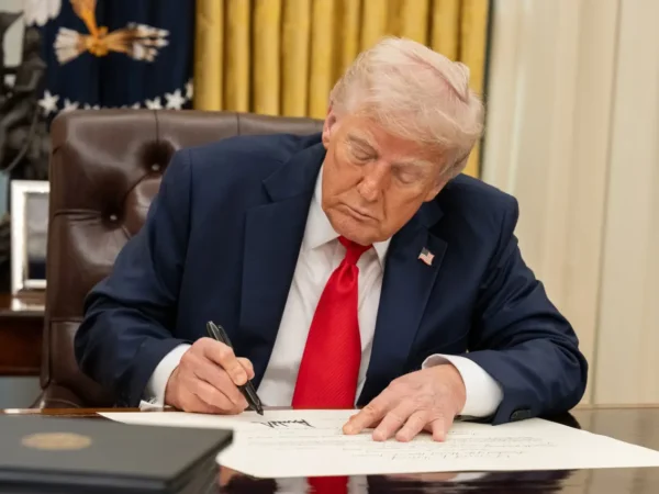 Trump ithal polisilikona yüzde 15 gümrük vergisi getirdi