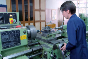 İş yerlerinden genç işçi manzaraları
