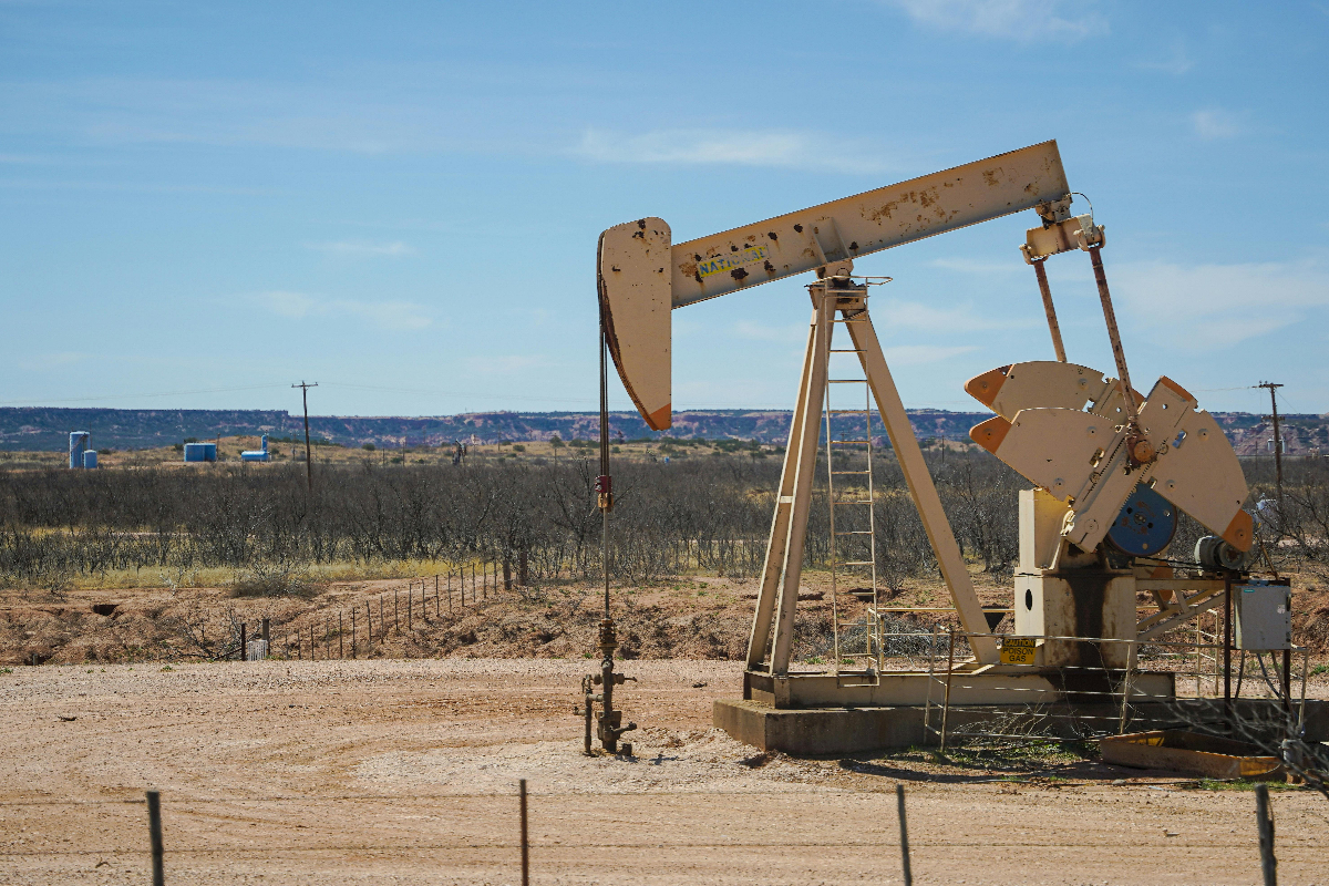 Petrolde fiyatlarında yükseliş sürüyor: Brent 83 doları aştı