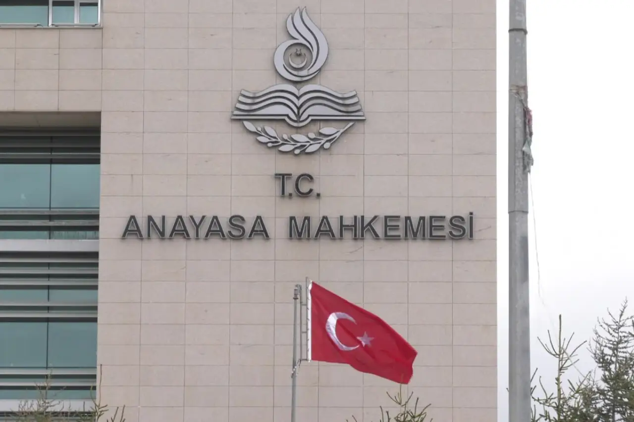 AYM’den, kadınların bağımsızlığını yok sayan karar: Kadının kaydının eşinin kütüğüne taşınmasında “eşitlik ilkesine aykırılık görülmedi”