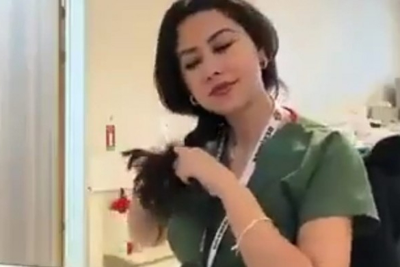Saç örgüsü eylemine katılan hemşire, meslekten atıldığını duyurdu