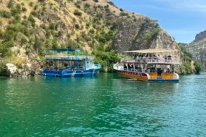 Marmaris açıklarında gezi teknesi karaya oturdu
