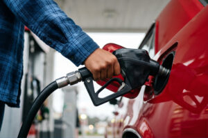 Benzine bir zam daha: Tabela bu gece değişiyor