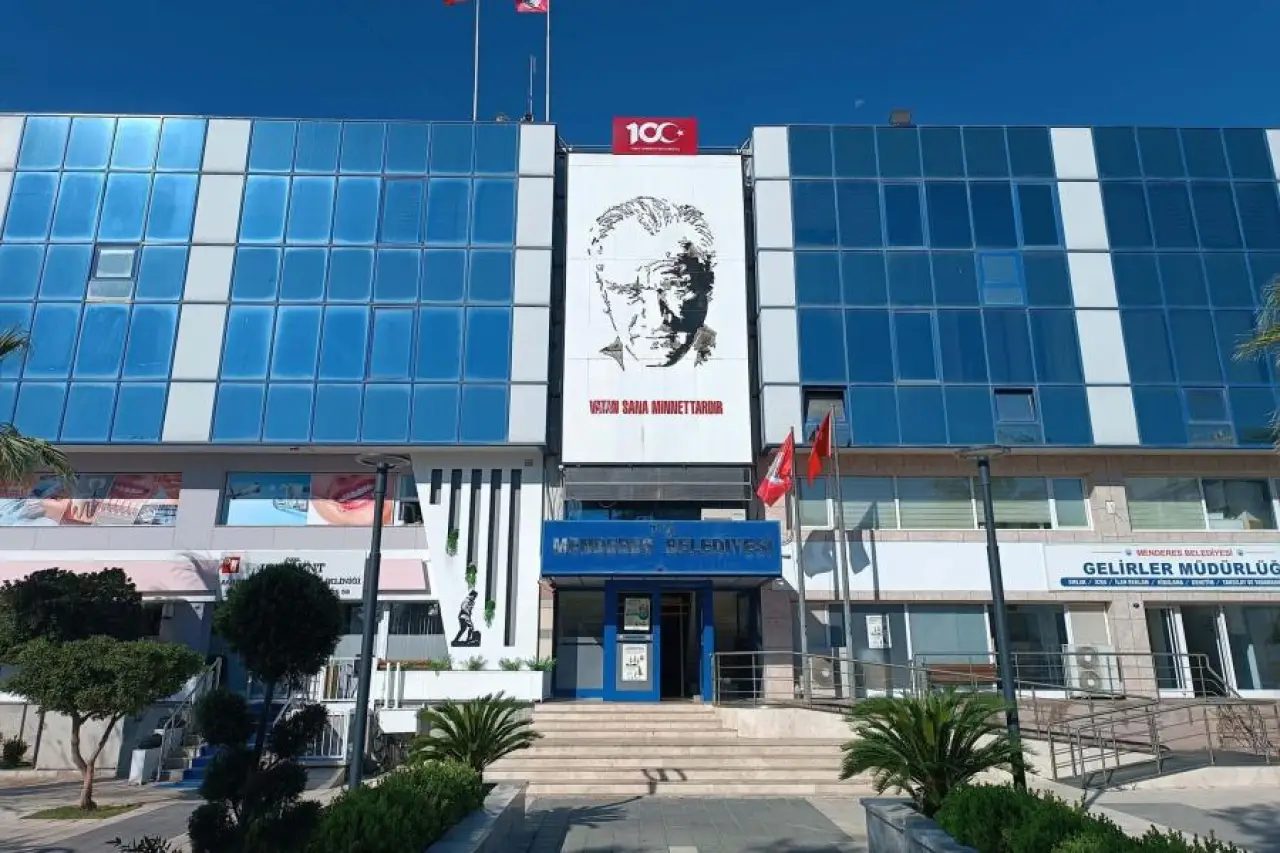 Menderes Belediye Başkanı Çiçek ile birlikte 16 kişi adliyeye sevk edildi