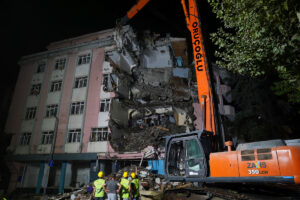 Bahçelievler'de kendiliğinden çöken binanın yanındaki yapı yıkıldı