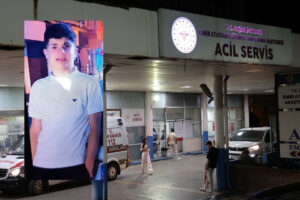 İzmir'de bıçaklı kavga: Kalbi duran 15 yaşındaki çocuk hayata döndürüldü