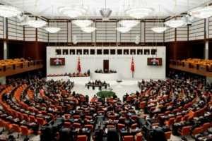Çocuk Koruma Kanunu Teklifi'nde yaş düzenlemesi: Tekerrürde yaş sınırını 18'den 15'e düşüren madde tekliften çıkarıldı