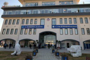Kuşadası Belediyesine üçüncü dalga operasyon: 15 kişi gözaltına alındı