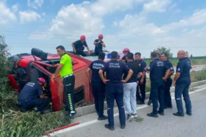 Devrilen itfaiye aracında sıkışan itfaiyecileri, arkadaşları kurtardı