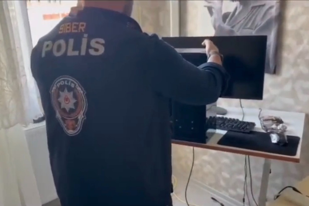 Diyarbakır merkezli 8 ilde siber zorbalık operasyonu: 2 kişi tutuklandı