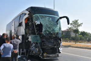 Afyon’da yolcu otobüsü kamyonete çarptı: 1 kişi yaşamını yitirdi, 15 kişi yaralandı