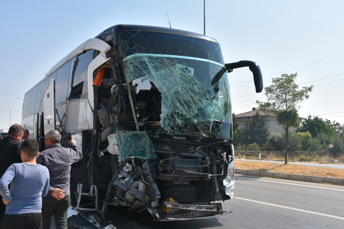 Afyon’da yolcu otobüsü kamyonete çarptı: 1 kişi yaşamını yitirdi, 15 kişi yaralandı