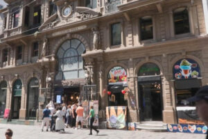 Çiçek Pasajı'nın ön cephesindeki renkli afiş ve panolar tartışma konusu oldu