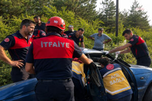 Zonguldak'ta işçi servisi ile otomobil çarpıştı: 1'i ağır, 4 yaralı