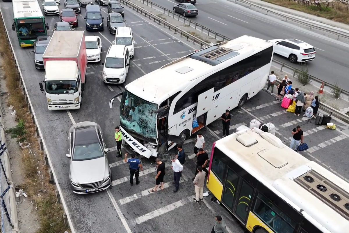 Başakşehir'de yolcu otobüsü İETT otobüsüne çarptı: 5 kişi yaralandı