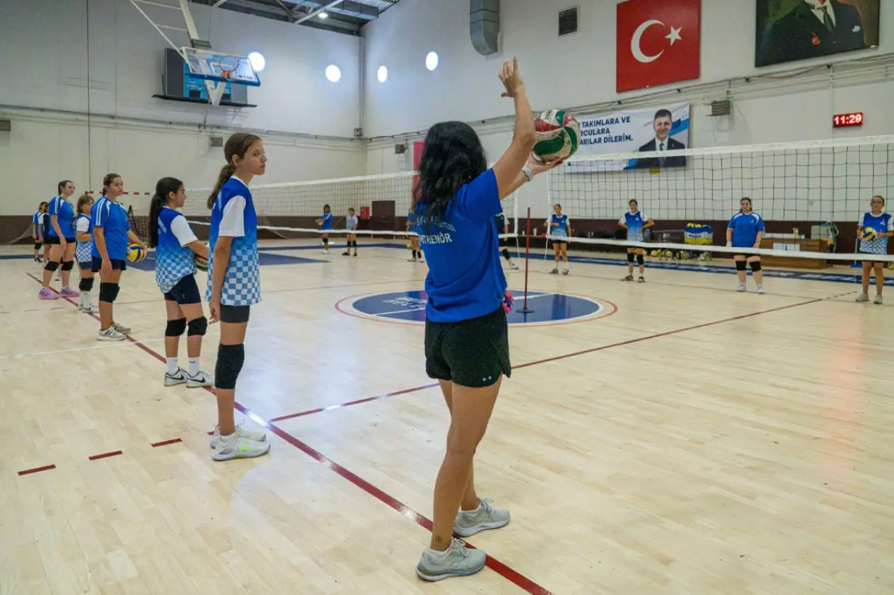 İzmir'deki spor okullarında voleybola yoğun ilgi